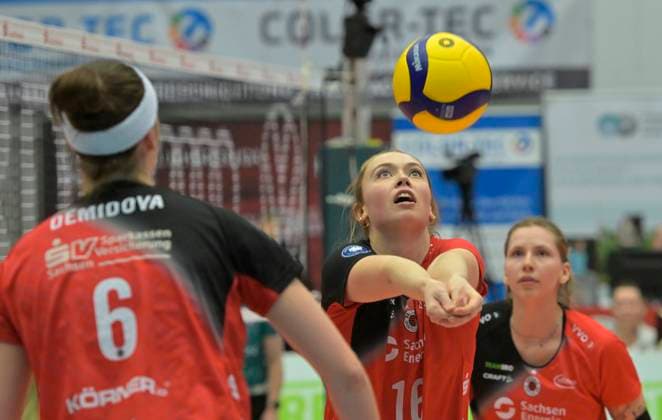 29 12 2024, Dresdens Emma Clothier receiving, next to her Dresdens Victoria Demidova and Dresdens Larissa Winter, Volleyball, 1 Bundesliga, Dresdner SC SSC Schwerin 0 3, c Dresden