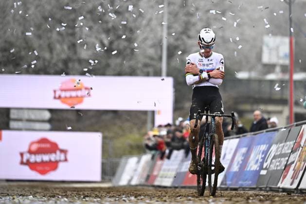 Bilder des Jahres 2024, Sport 12 Dezember Sport Themen der Woche KW52 Sport Bilder des Tages Dutch Tibor Del Grosso pictured as he crosses the finish line of the men s Under 23 race at the Cyclocross World Cup cyclocross event in Besancon, France, , the eighth stage (out of 12) in the World Cup of the 2023-2024 season. JASPERxJACOBS  x109302451x