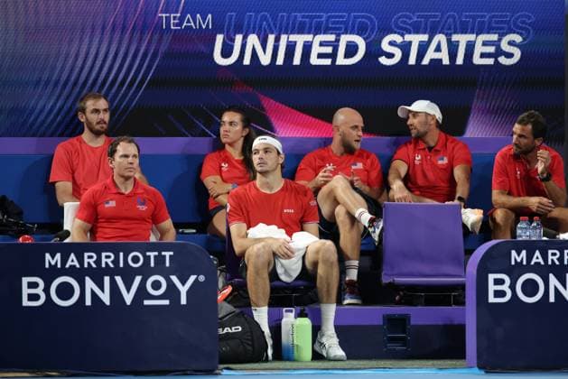 TENNIS UNITED CUP PERTH, Taylor Fritz of the USA looks on during a medical timeout for FÃ lix Auger-Aliassime of Canada during their group stage match of the 2025 United Cup at RAC Arena in Perth, Sunday, December 29, 2024. ( NO ARCHIVING, EDITORIAL USE ONLY, NO USE IN BOOKS WITHOUT CONSENT PERTH WESTERN AUSTRALIA AUSTRALIA WANGARA  Copyright: xRICHARDxWAINWRIGHTx 20241229196050248121