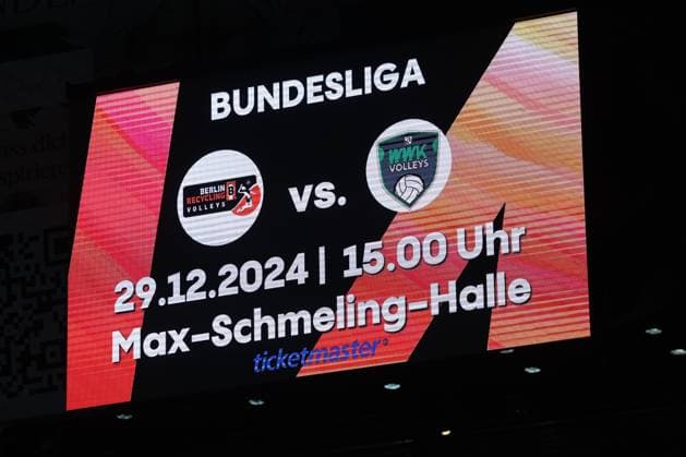 1 Volleyball Bundesliga, Berlin Recycling Volleys vs WWK Volleys Herrsching Scoreboard announcing the match Symbolic image during the match in 1 Volleyball Bundesliga, Berlin Recycling Volleys vs WWK Volleys Herrsching in Berlin, Max Schmeling Halle, on 29 12 2024 Copyright: xBEAUTIFULxSPORTS Frankex