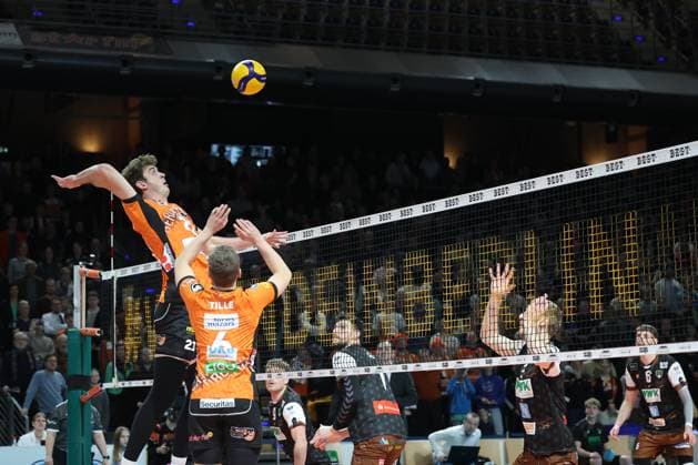 1 Volleyball Bundesliga, Berlin Recycling Volleys vs WWK Volleys Herrsching Tobias Krick BR Volleys, 21 in attack against the block of Daniel Gruvaeus WWK Volleys Herrsching, 2 in front Johannes Tille BR Volleys, 6 during the match in 1 Volleyball Bundesliga, Berlin Recycling Volleys vs WWK Volleys Herrsching in Berlin, Max Schmeling Halle, on 29 12 2024 Copyright: xBEAUTIFULxSPORTS Frankex