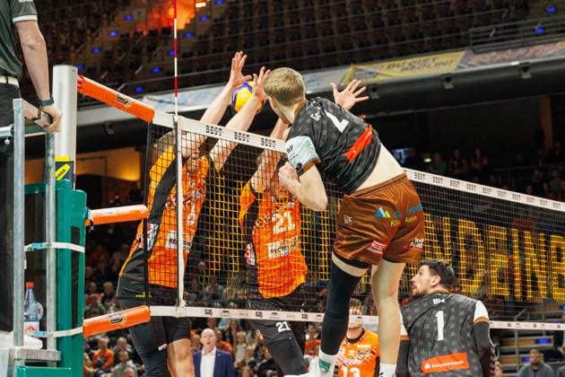Johannes Tille BR Volleys, 06 and Tobias Krick BR Volleys, 21 cant stop the ball by Daniel Gruvaeus WWK Volleys Herrsching, 02 BRVolleys vs WWK Volleys Herrsching, 1 Bundesliga, 2024 12 29 Berlin Berlin Land Copyright: xFootxBowl ThomasxSobotzkix