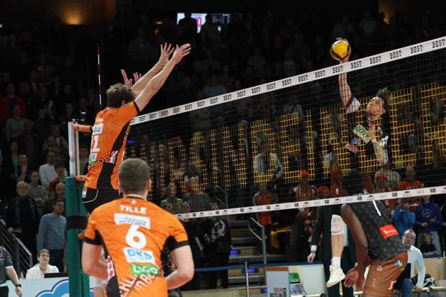 1 Volleyball Bundesliga, Berlin Recycling Volleys vs WWK Volleys Herrsching Filip John WWK Volleys Herrsching, 6 in attack against the block of Tobias Krick BR Volleys, 21 in front Johannes Tille BR Volleys, 6 , during the match in 1 Volleyball Bundesliga, Berlin Recycling Volleys vs WWK Volleys Herrsching in Berlin, Max Schmeling Halle, on 29 12 2024 Copyright: xBEAUTIFULxSPORTS Frankex
