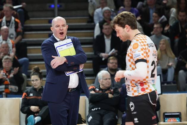 1 Volleyball Bundesliga, Berlin Recycling Volleys vs WWK Volleys Herrsching Coach Joel Banks BR Volleys gives instructions to Kyle Dagostino BR Volleys, 24 , during the match in the 1 Volleyball Bundesliga, Berlin Recycling Volleys vs WWK Volleys Herrsching in Berlin, Max Schmeling Halle, on 29 12 2024 Copyright: xBEAUTIFULxSPORTS Frankex