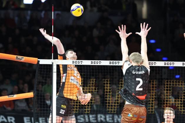 1 Volleyball Bundesliga, Berlin Recycling Volleys vs WWK Volleys Herrsching Jake Hanes BR Volleys, 22 in attack against the block of Daniel Gruvaeus WWK Volleys Herrsching, 2 , during the match in the in 1 Volleyball Bundesliga, Berlin Recycling Volleys vs WWK Volleys Herrsching in Berlin, Max Schmeling Halle, on 29 12 2024 Copyright: xBEAUTIFULxSPORTS Frankex