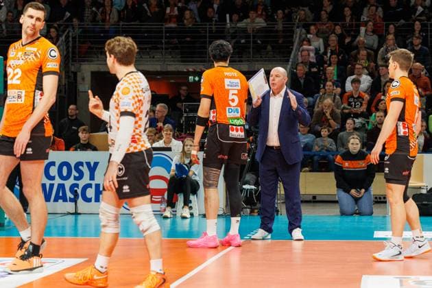 Head coach Joel Banks explains the next move to 05BBR, BRVolleys vs WWK Volleys Herrsching, 1 Bundesliga, 2024 12 29 Berlin Berlin Land Copyright: xFootxBowl ThomasxSobotzkix