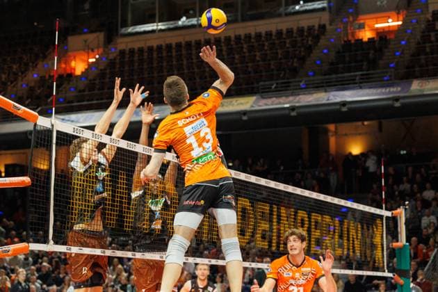 Ruben Schott BR Volleys, 13 with the smash at the net, BRVolleys vs WWK Volleys Herrsching, 1 Bundesliga, 2024 12 29 Berlin Berlin Land Copyright: xFootxBowl ThomasxSobotzkix