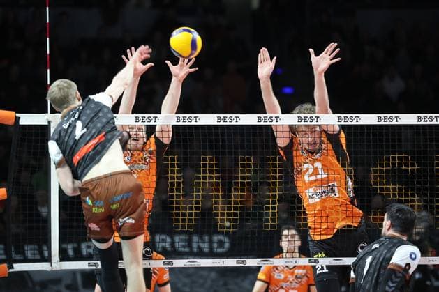 1 Volleyball Bundesliga, Berlin Recycling Volleys vs WWK Volleys Herrsching Daniel Gruvaeus WWK Volleys Herrsching, 2 in attack against the block of Johannes Tille BR Volleys, 6 , left, and Tobias Krick BR Volleys, 21 during the match in the in 1 Volleyball Bundesliga, Berlin Recycling Volleys vs WWK Volleys Herrsching in Berlin, Max Schmeling Halle, on 29 12 2024 Copyright: xBEAUTIFULxSPORTS Frankex