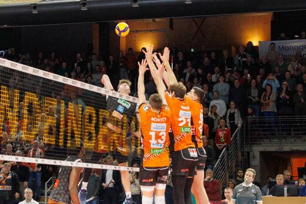 Ruben Schott BR Volleys, 13 , Tobias Krick BR Volleys, 21 on defense, BRVolleys vs WWK Volleys Herrsching, 1 Bundesliga, 2024 12 29 Berlin Berlin Land Copyright: xFootxBowl ThomasxSobotzkix