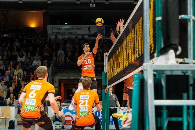 Moritz Reichert BR Volleys, 15 with the ball at the net, BRVolleys vs WWK Volleys Herrsching, 1 Bundesliga, 2024 12 29 Berlin Berlin Land Copyright: xFootxBowl ThomasxSobotzkix