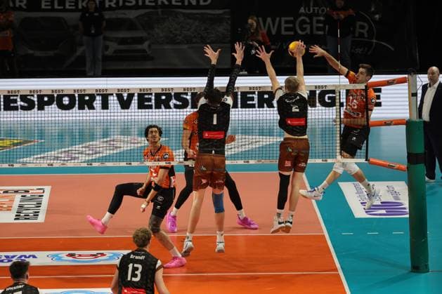 1 Volleyball Bundesliga, Berlin Recycling Volleys vs WWK Volleys Herrsching Moritz Reichert BR Volleys, 15 in attack against the block of Daniel Gruvaeus WWK Volleys Herrsching, 2 , right and Djordje Ilic WWK Volleys Herrsching, 1 during the match in the in 1 Volleyball Bundesliga, Berlin Recycling Volleys vs WWK Volleys Herrsching in Berlin, Max Schmeling Halle, on 29 12 2024 Copyright: xBEAUTIFULxSPORTS Frankex