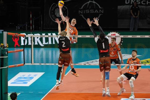 1 Volleyball Bundesliga, Berlin Recycling Volleys vs WWK Volleys Herrsching Jake Hanes BR Volleys, 22 in attack against the block of Daniel Gruvaeus WWK Volleys Herrsching, 2 , right Djordje Ilic WWK Volleys Herrsching, 1 Johannes Tille BR Volleys, 6 and Ruben Schott BR Volleys, 13 , during the match in the in 1 Volleyball Bundesliga, Berlin Recycling Volleys vs WWK Volleys Herrsching in Berlin, Max Schmeling Halle, on 29 12 2024 Copyright: xBEAUTIFULxSPORTS Frankex