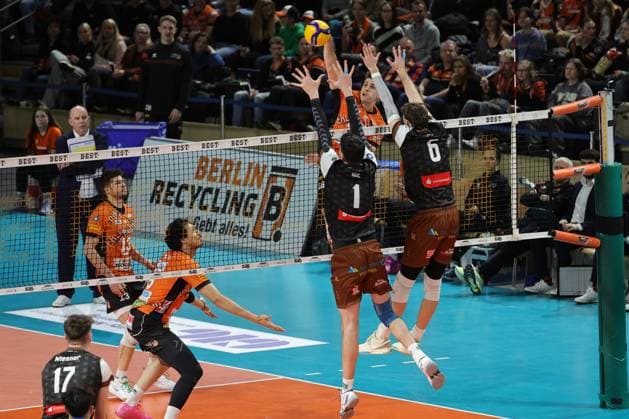1 Volleyball Bundesliga, Berlin Recycling Volleys vs WWK Volleys Herrsching Moritz Reichert BR Volleys, 15 in attack against the block of Djordje Ilic WWK Volleys Herrsching, 1 , left and Filip John WWK Volleys Herrsching, 6 during the match in 1 Volleyball Bundesliga, Berlin Recycling Volleys vs WWK Volleys Herrsching in Berlin, Max Schmeling Halle, on 29 12 2024 Copyright: xBEAUTIFULxSPORTS Frankex