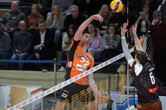 1 Volleyball Bundesliga, Berlin Recycling Volleys vs WWK Volleys Herrsching v22 in attack against the block of Filip John WWK Volleys Herrsching, 6 during the match in the in 1 Volleyball Bundesliga, Berlin Recycling Volleys vs WWK Volleys Herrsching in Berlin, Max Schmeling Halle, on 29 12 2024 Copyright: xBEAUTIFULxSPORTS Frankex