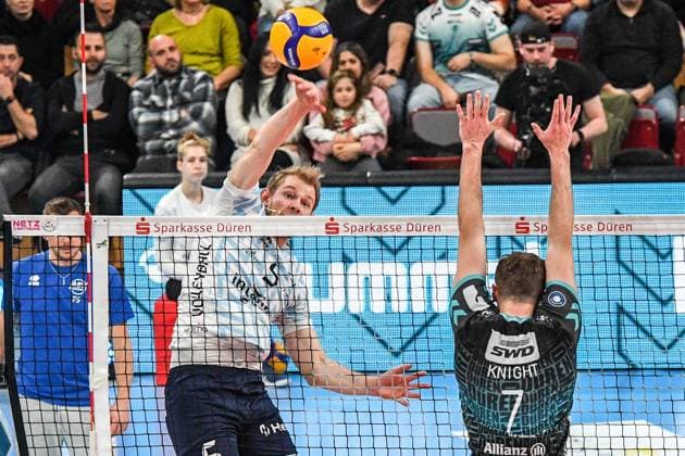 from left Simon Gallas ASV Dachau, 5 smashes a ball, Alex Knight Powervolleys Düren, 7 , action, action, game scene, 29 12 2024, Düren Germany , Volleyball, 1 Bundesliga Men, SWD Powervolleys Düren ASV Dachau xmhx