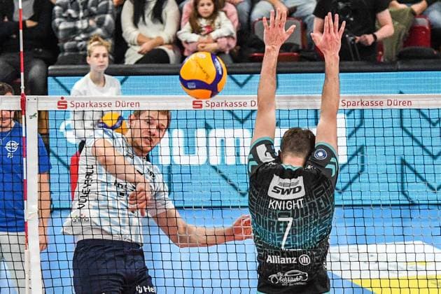 from left Simon Gallas ASV Dachau, 5 smashes a ball, Alex Knight Powervolleys Düren, 7 , action, action, game scene, 29 12 2024, Düren Germany , Volleyball, 1 Bundesliga Men, SWD Powervolleys Düren ASV Dachau xmhx