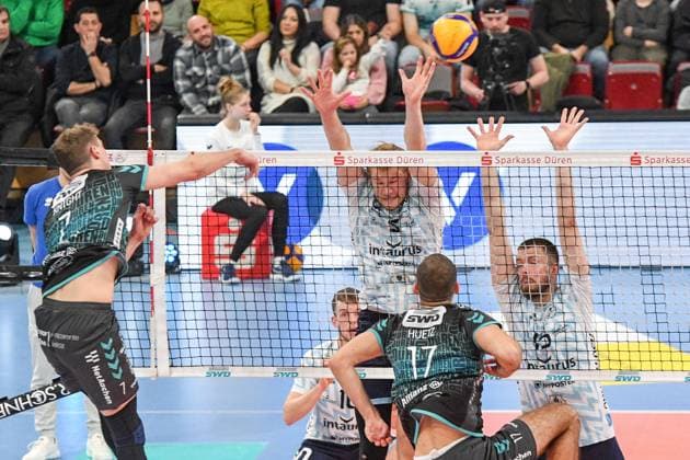 v li Alex Knight Powervolleys Düren, 7 smashes a ball, action, action, game scene, 29 12 2024, Düren Germany , Volleyball, 1 Bundesliga Men, SWD Powervolleys Düren ASV Dachau xmhx
