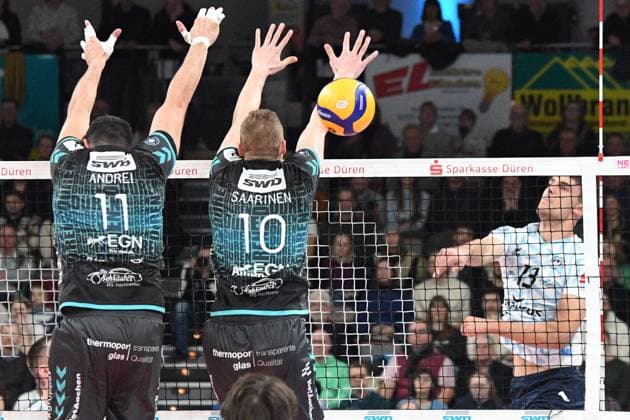 from left Michael Andrei Powervolleys Düren, 11 , Tomi Saarinen Powervolleys Düren, 10 with unsuccessful block against Matti Burmann ASV Dachau, 13 , 29 12 2024, Düren Germany , Volleyball, 1 Bundesliga Men, SWD Powervolleys Düren ASV Dachau xmhx