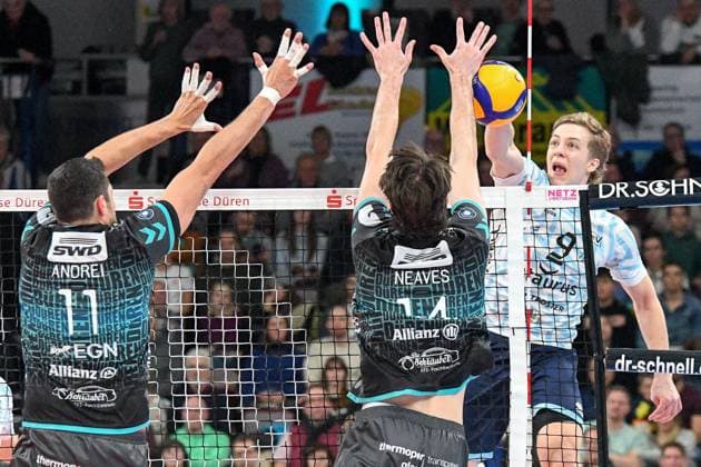 from left Michael Andrei Powervolleys Düren, 11 , Matthew Neaves Powervolleys Düren, 14 form the block, Matthew Slivinski ASV Dachau, 9 smashes a ball, action, action, game scene, 29 12 2024, Düren Germany , Volleyball, 1 Bundesliga Men, SWD Powervolleys Düren ASV Dachau xmhx