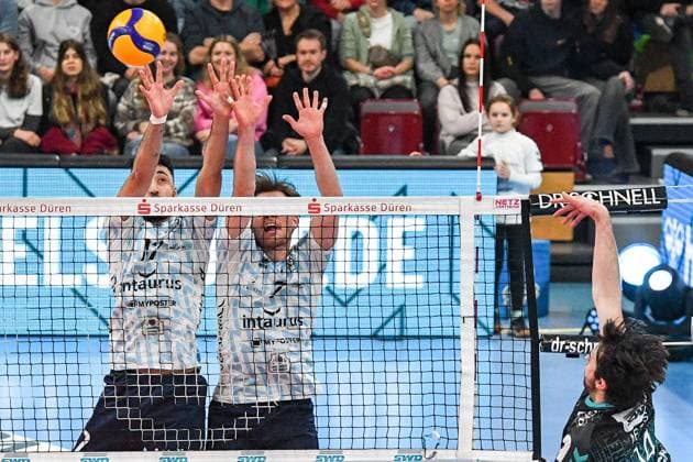 from left Augustin Gallardo ASV Dachau, 17 , Moritz Gärtner Gaertner ASV Dachau, 3 form the block, Leo Meyer Powervolleys Düren, 15 smashes a ball, 29 12 2024, Düren Germany , Volleyball, 1 Bundesliga Men, SWD Powervolleys Düren ASV Dachau xmhx