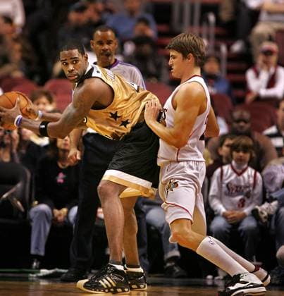 The Philadelphia 76ers Kyle Korver (right) applies defensive pressure on the Washington Wizards Antawn Jamison during fourth quarter action. The Sixers defeated the Wizards, 85-84, at the Wachovia Center in Philadelphia, Pennsylvania, Friday, November 30, 2007. (David M. Warren Philadelphia Inquirer MCT) PHILADELPHIA PA USA EDITORIAL USE ONLY Copyright: xx 1051853 DavidxM.xWarrenx krtphotoslive279698
