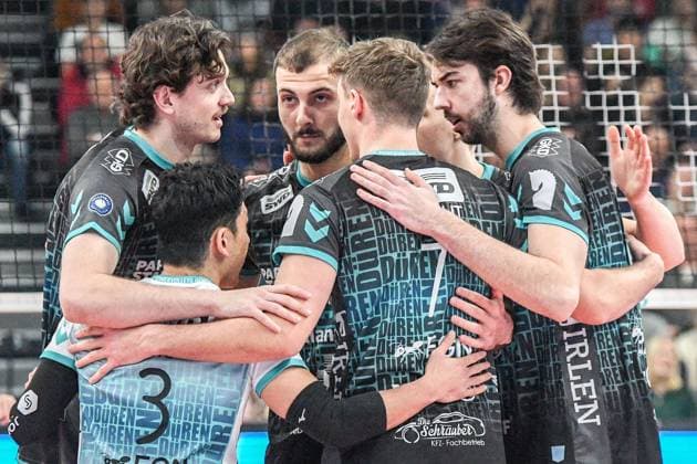 The Powervolleys Düren team celebrating a point, jubilation, celebrate the point, celebration, action, action, 29 12 2024, Düren Germany , Volleyball, 1 Bundesliga Men, SWD Powervolleys Düren ASV Dachau xmhx