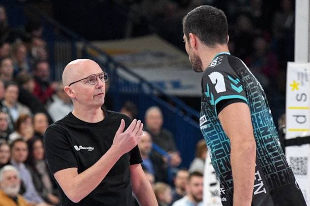 Christophe Achten Head Coach Powervolleys Düren in conversation with Michael Andrei Powervolleys Düren, 11 , , 29 12 2024, Düren Germany , Volleyball, 1 Bundesliga Men, SWD Powervolleys Düren ASV Dachau xmhx
