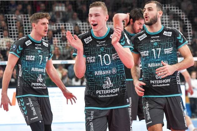 The Powervolleys Düren team celebrating a point, jubilation, celebrate the point, celebration, action, action, 29 12 2024, Düren Germany , Volleyball, 1 Bundesliga Men, SWD Powervolleys Düren ASV Dachau xmhx