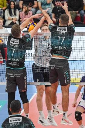 from left Alex Knight Powervolleys Düren, 7 , Matthew Slivinski ASV Dachau, 9 , Francois Huetz Powervolleys Düren, 17 , at the net in duel, duel, tackle, dynamic, action, action,, 29 12 2024, Düren Germany , Volleyball, 1 Bundesliga Men, SWD Powervolleys Düren ASV Dachau xmhx