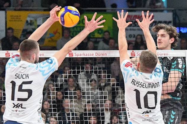 from left Fabian Suck ASV Dachau, 15 , Luca Russelmann ASV Dachau, 10 during block formation, Robin Baghdady Powervolleys Düren, 8 smashes the ball, 29 12 2024, Düren Germany , Volleyball, 1 Bundesliga Men, SWD Powervolleys Düren ASV Dachau xmhx
