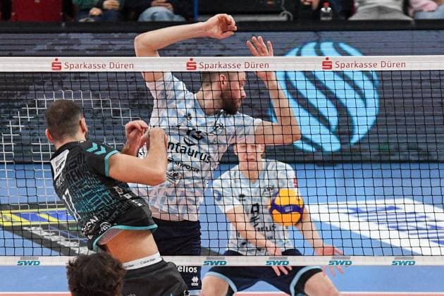 from left Francois Huetz Powervolleys Düren, 17 smashes the ball, Fabian Suck ASV Dachau, 15 , Matthew Slivinski ASV Dachau, 9 with unsuccessful block,, 29 12 2024, Düren Germany , Volleyball, 1 Bundesliga Men, SWD Powervolleys Düren ASV Dachau xmhx