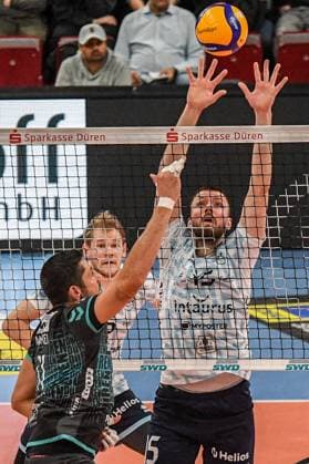 v.li.: Michael Andrei (Powervolleys Düren, 11), Fabian Suck (ASV Dachau, 15), am Netz im Zweikampf, Duell, duel, tackle, Dynamik, Action, Aktion,, 29.12.2024, Düren (Deutschland), Volleyball, 1. Bundesliga Männer, SWD Powervolleys Düren - ASV Dachau xmhx