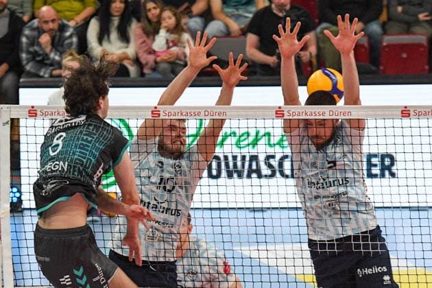 from left Robin Baghdady Powervolleys Düren, 8 smashes the ball, Luca Russelmann ASV Dachau, 10 , Simon Gallas ASV Dachau, 5 with unsuccessful block , 29 12 2024, Düren Germany , Volleyball, 1 Bundesliga Men, SWD Powervolleys Düren ASV Dachau xmhx