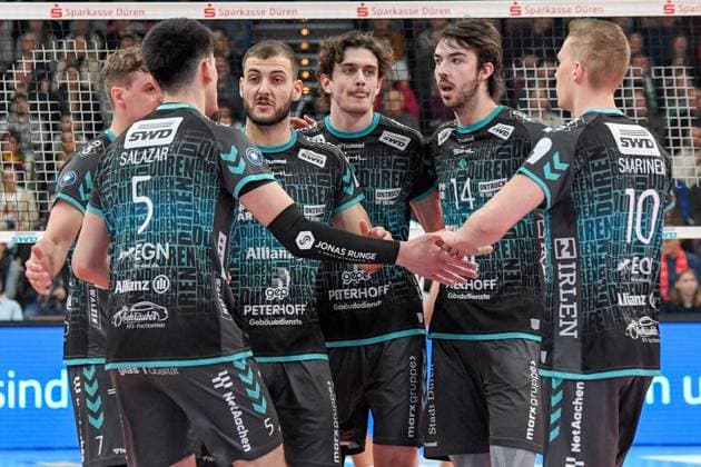 The Powervolleys Düren team, celebrate a point, jubilation, celebrate the point, celebration, action, action, 29 12 2024, Düren Germany , Volleyball, 1 Bundesliga Men, SWD Powervolleys Düren ASV Dachau xmhx