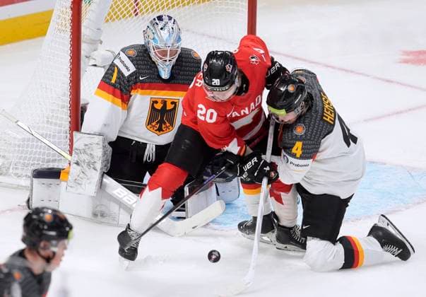 Bilder des Jahres 2024, Sport 12 Dezember Sport Themen der Woche KW52 Sport Bilder des Tages December 29, 2024, Ottawa, On, Canada: Canada forward Ethan Gauthier tries to deflect the puck past Germany goaltender Nico Pertuch as he is pressured by defenceman Max Hense during second period IIHF World Junior Hockey Championship tournament action in Ottawa, Sunday, Dec. 29, 2024. Ethan Gauthier Nico Pertuch Max Hense  - ZUMAc35_ 20241229_zaf_c35_087 Copyright: xAdrianxWyldx