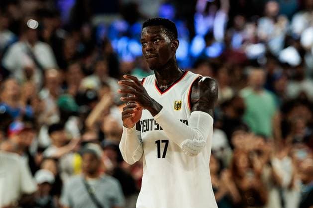 FRA, Paris, Olympic Games Paris 2024, 10 08 2024, Basketball Men 3rd place match Germany Serbia Bercy Arena Dennis Schröder Germany, 17 applauds towards fans, frustrated, dejected, sad after the defeat Copyright: HMBxMedia SteffiexWunderl
