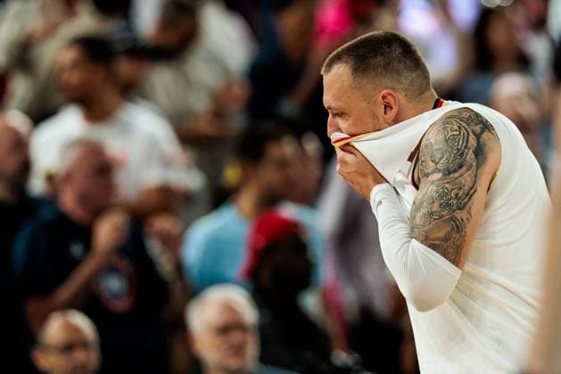 FRA, Paris, Olympic Games Paris 2024, 10 08 2024, Basketball Men 3rd place match Germany Serbia Bercy Arena Daniel Theis Germany, 10 frustrated, dejected, sad after the defeat Copyright: HMBxMedia SteffiexWunderl