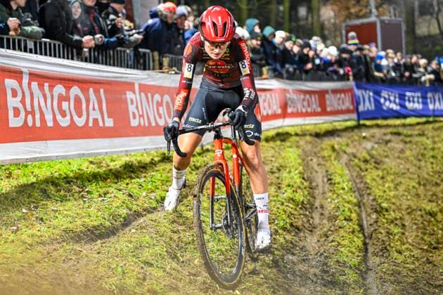 2024 Superprestige Cyclocross Diegem DIEGEM, BELGIUM - DECEMBER 30 : Bentveld Leonie (NED) of Pauwels Sauzen - Bingoal in action during the 6th leg of the 2024 - 2025 Telenet Superprestige cyclocross women elite race the evening cross of Diegem on December 30, 2024 in Diegem, Belgium, 30 12 2024 Diegem Belgium  Copyright: xNicoxVereeckenx