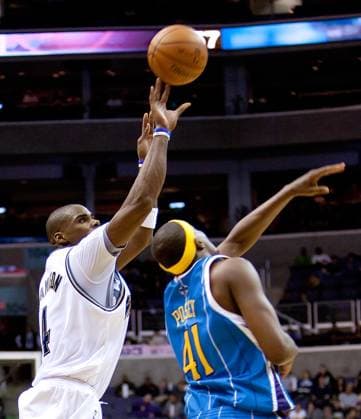 Hornets vs Wizards Washington Wizards Antawn Jamison (4) shoots over New Orleans Hornets James Posey (41) during their game played at the Verizon Center in Washington, D.C., Sunday, January 10, 2010. New Orleans defeated Washington 115-110. (Harry E. Walker MCT) WASHINGTON DC USA EDITORIAL USE ONLY Copyright: xMcClatchy-TribunexPhotoxServicex 1082889 HARRYxE.xWALKERx krtphotoslive389955