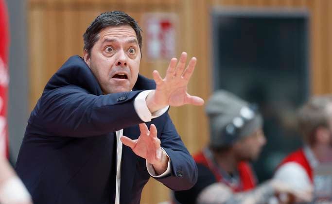 Sport Themen der Woche KW01 Sport Bilder des Tages v.l. Head-Coach Anton Gavel (Bamberg Baskets), 30.12.2024, Basketball, BBL, FIT One Wurzburg Baskets - Bamberg Baskets, GER, Wuerzburg, Tectake Arena. *** v l Head Coach Anton Gavel Bamberg Baskets , 30 12 2024, Basketball, BBL, FIT One Wurzburg Baskets Bamberg Baskets, GER, Wuerzburg, Tectake Arena Copyright: HMBxMedia xHeikoxBecker
