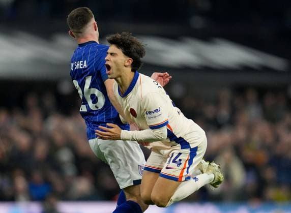 Bilder des Jahres 2024, Sport 12 Dezember Sport Bilder des Tages Joao FÃ lix of Chelsea is fouled by Dara O Shea of Ipswich Town Ipswich Town v Chelsea, Premier League, Football, Portman Road, Ipswich, UK - 30 Dec 2024 EDITORIAL USE ONLY No use with unauthorised audio, video, data, fixture lists, club league logos or live services. Online in-match use limited to 120 images, no video emulation. No use in betting, games or single club league player publications.  Copyright: xJoexToth Shutterstockx 15046918y