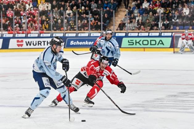 DAVOS, SWITZERLAND DECEMBER 30 Noel Hoefenmayer of Team Canada R against Nelson Nogier of Straubing Tigers L during the Spengler Cup Davos Semifinals match between Team Canada and Straubing Tigers at Eisstadion Davos on December 30, 2024 in Davos, Switzerland Davos Eisstadion Davos Graubunden Switzerland Copyright: xJustPictures.ch AndreaxBrancax jp-en-EuSpIm-SpenglerCup_Canada_01480
