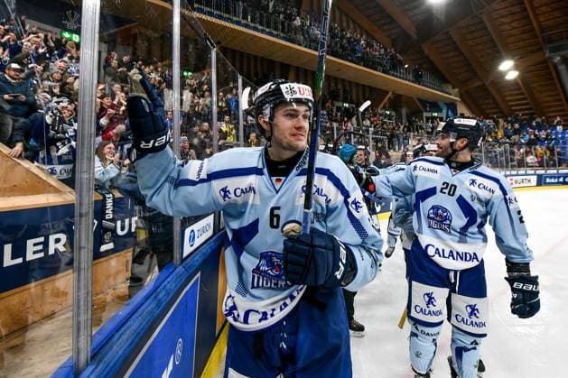 DAVOS, SWITZERLAND DECEMBER 30 Alexander Green of Straubing Tigers L celebrates with his teammates after winning during the Spengler Cup Davos Semifinals match between Team Canada and Straubing Tigers at Eisstadion Davos on December 30, 2024 in Davos, Switzerland Davos Eisstadion Davos Graubunden Switzerland Copyright: xJustPictures.ch AndreaxBrancax jp-en-EuSpIm-SpenglerCup_Canada_01487