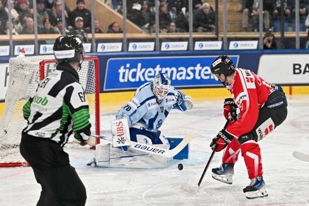 DAVOS, SWITZERLAND DECEMBER 30 goalkeeper Zane McIntyre of Straubing Tigers L in action during the Spengler Cup Davos Semifinals match between Team Canada and Straubing Tigers at Eisstadion Davos on December 30, 2024 in Davos, Switzerland Davos Eisstadion Davos Graubunden Switzerland Copyright: xJustPictures.ch AndreaxBrancax jp-en-EuSpIm-SpenglerCup_Canada_01491