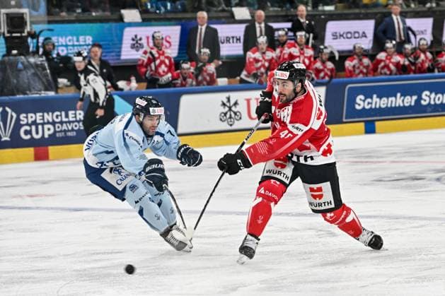 DAVOS, SWITZERLAND DECEMBER 30 Jonathan Aspirot of Team Canada R against Taylor Leier of Straubing Tigers L during the Spengler Cup Davos Semifinals match between Team Canada and Straubing Tigers at Eisstadion Davos on December 30, 2024 in Davos, Switzerland Davos Eisstadion Davos Graubunden Switzerland Copyright: xJustPictures.ch AndreaxBrancax jp-en-EuSpIm-SpenglerCup_Canada_01498
