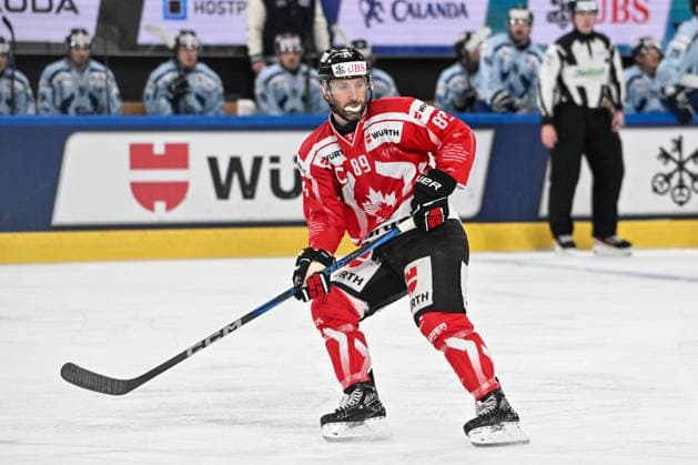 DAVOS, SWITZERLAND DECEMBER 30 Sam Gagner of Team Canada during the Spengler Cup Davos Semifinals match between Team Canada and Straubing Tigers at Eisstadion Davos on December 30, 2024 in Davos, Switzerland Davos Eisstadion Davos Graubunden Switzerland Copyright: xJustPictures.ch AndreaxBrancax jp-en-EuSpIm-SpenglerCup_Canada_01500