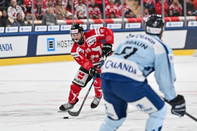 DAVOS, SWITZERLAND DECEMBER 30 Sam Gagner of Team Canada L in action during the Spengler Cup Davos Semifinals match between Team Canada and Straubing Tigers at Eisstadion Davos on December 30, 2024 in Davos, Switzerland Davos Eisstadion Davos Graubunden Switzerland Copyright: xJustPictures.ch AndreaxBrancax jp-en-EuSpIm-SpenglerCup_Canada_01501