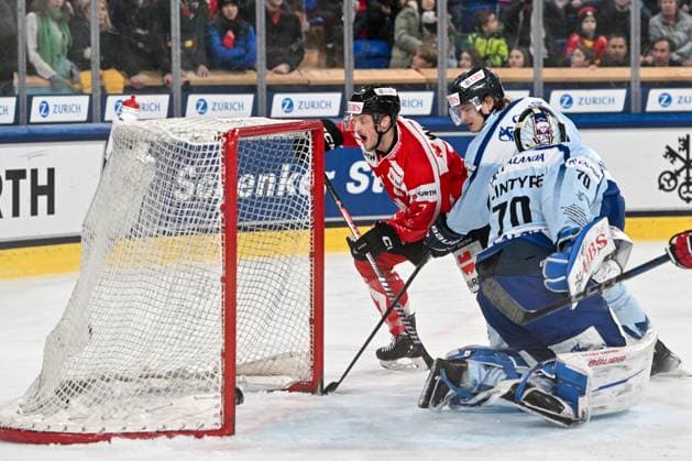 DAVOS, SWITZERLAND DECEMBER 30 Daniel Carr of Team Canada L scores his goal against goalkeeper Zane McIntyre of Straubing Tigers R during the Spengler Cup Davos Semifinals match between Team Canada and Straubing Tigers at Eisstadion Davos on December 30, 2024 in Davos, Switzerland Davos Eisstadion Davos Graubunden Switzerland Copyright: xJustPictures.ch AndreaxBrancax jp-en-EuSpIm-SpenglerCup_Canada_01503