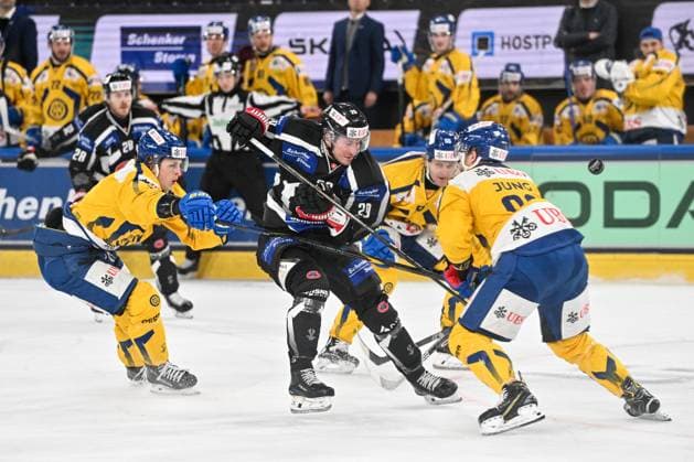 DAVOS, SWITZERLAND DECEMBER 30 Jakob Lilja of HC Fribourg Gotteron C against Sven Jung R and Simon Knak of HC Davos L during the Spengler Cup Davos Semifinals match between Team Canada and Straubing Tigers at Eisstadion Davos on December 30, 2024 in Davos, Switzerland Davos Eisstadion Davos Graubunden Switzerland Copyright: xJustPictures.ch AndreaxBrancax jp-en-EuSpIm-AB_30122024_AAB_3569