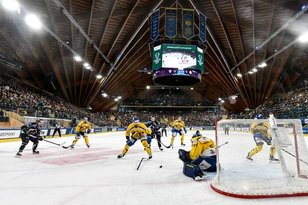 DAVOS, SWITZERLAND DECEMBER 30 goalkeeper Sandro Aeschlimann of HC Davos in action during the Spengler Cup Davos Semifinals match between Team Canada and Straubing Tigers at Eisstadion Davos on December 30, 2024 in Davos, Switzerland Davos Eisstadion Davos Graubunden Switzerland Copyright: xJustPictures.ch AndreaxBrancax jp-en-EuSpIm-AB_30122024_DSC_3313